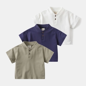 Détail de polos en coton avec cols mao et encolures boutonnées en trois couleurs