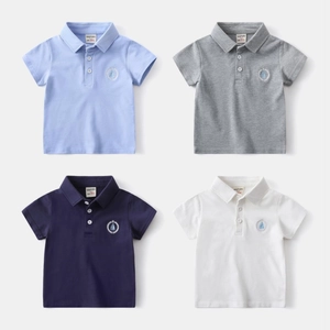 Dettaglio di polo in cotone in quattro colori con ricamo a vela e colletto a risvolto