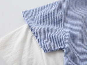 Detail der Kurzarmmanschette am blau-weiß gestreiften Baumwollhemd mit sauberer Naht