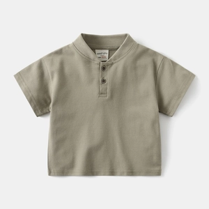 Vue détaillée du col du t-shirt henley gris vert pour enfant avec deux boutons et étiquette