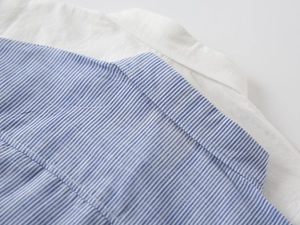 Detail von Nadelstreifen-Kragen und Baumwolltextur an einem Jungen-Sommerhemd
