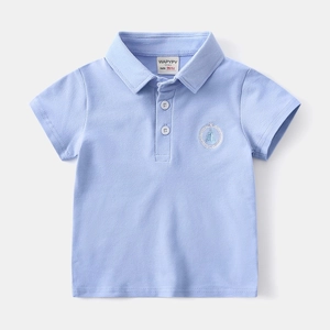 Dettaglio polo in cotone azzurro con ricamo di barca a vela e finiture del colletto
