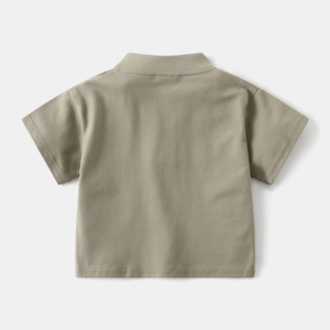 Vue arrière à plat de t-shirt en coton kaki pour garçon montrant les coutures fines