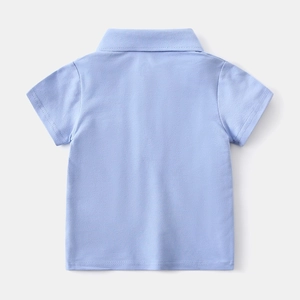 Dettaglio della polo in cotone azzurro per bambini che mostra colletto e trama tessuto