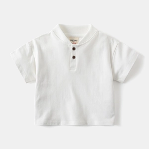 Détail d'un polo blanc pour garçons avec col côtelé et boutons marron aspect bois naturel