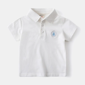 Dettaglio polo bianca in cotone con ricamo di scarpa blu e particolari del colletto