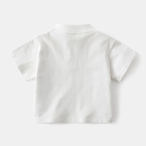 Détail du coton doux et du col côtelé sur ce t-shirt polo blanc à manches courtes garçon