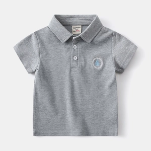 Dettaglio del colletto della polo grigia per bambini con logo a forma di vela ricamato