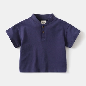 Détail d'un polo enfant bleu marine avec tissu en maille côtelée et col boutonné