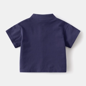 Vue arrière détaillée d'un polo bleu marine pour garçon en tissu de coton de qualité