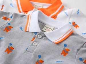 Dettaglio delle polo per bambini con trama in cotone piqué e stampe di orsetti