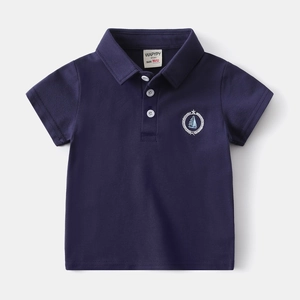 Dettaglio polo blu navy con colletto a costine e ricamo a forma di barca a vela