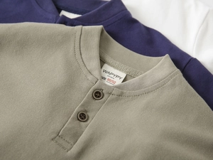 Détail de polo manches courtes garçon avec col côtelé et patte à deux boutons