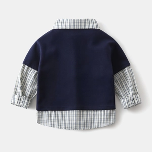 Vista posteriore della felpa 2 in 1 per bambini con gilet blu e colletto a quadretti