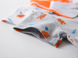 Dettaglio macro di polo per bambini in cotone piqué traspirante con stampe di orsetti