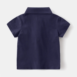 Vista posteriore di una polo in cotone blu scuro per bambini con dettagli su colletto e cuciture
