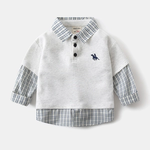 Dettaglio felpa da bambino con colletto e bordo finto in camicia a quadretti