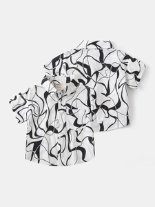 Chemise garçon à manches courtes avec motif tourbillon noir et blanc et col classique