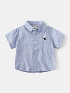 Klassisches blau-weiß gestreiftes Jungen Kurzarmhemd mit Wal-Stickerei