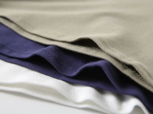 Gros plan de la couture d'ourlet à double aiguille sur le polo en coton pour garçons