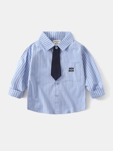 Camicia a righe azzurre a maniche lunghe per bambino con cravatta blu e ricamo sul taschino