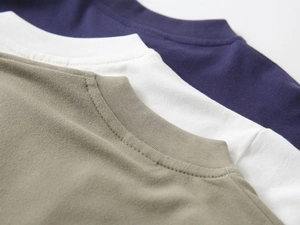 Détail du col en maille côtelée et du tissu en coton haute densité sur polos pour garçons