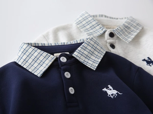 Dettagli di polo per bambini con colletto a quadri e ricamo di giocatore di polo