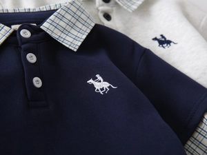 Dettaglio del colletto polo a scacchi e ricamo equestre sulla felpa in cotone da ragazzo