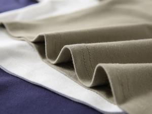 Vue macro détaillée de l'ourlet à double couture sur des polos en coton doux