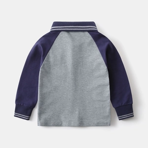 Dettaglio di polo per bambini con maniche raglan blu navy e colletto con strisce