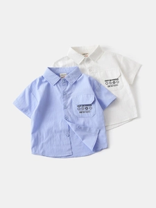 Short-sleeved cotton shirts for boys in blue and white colors with front pocket detail