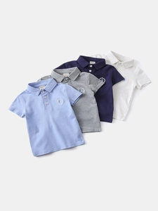 Set di quattro polo in cotone per bambini con stemma ricamato e colletto a risvolto