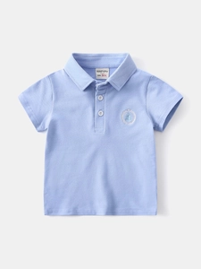 Polo azzurra da bambino in cotone con ricamo a vela e colletto steso in modo ordinato