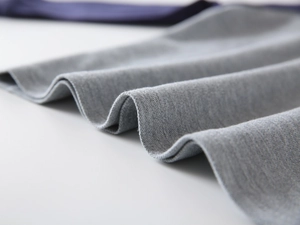 Macro dettaglio della trama in maglia di cotone grigio per polo da bambino