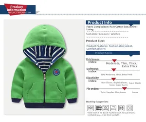 Vue détaillée du sweat à capuche garçon avec doublure rayée bleue et blanche en coton doux