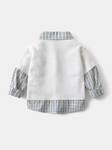 Trendiger Jungen-Sweatshirt im Lagenlook mit hellgrauem Stoff und blauem Karokragen