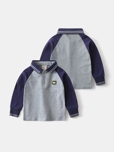 Polo a maniche lunghe per bambini con maniche raglan a contrasto e toppa con lettera M