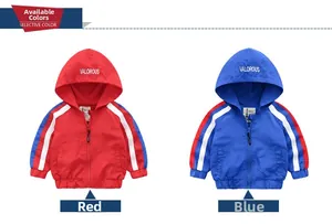 Détail de vestes à capuche pour enfants avec fermeture éclair et manches à rayures