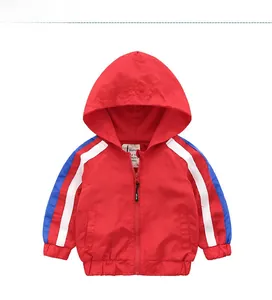 Détail de la veste à capuche rouge pour enfants avec manches rayées bleu et blanc