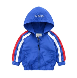 Détail de la veste à capuche épaisse pour garçon avec rayures et fermeture éclair