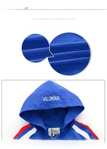 Détail du sweat à capuche bleu pour enfant avec broderie blanche et doublure douce
