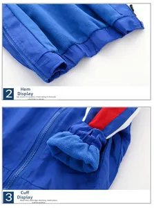Détails de la veste garçon avec ourlet côtelé et poignets rayés rouges avec polaire