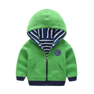 Veste à capuche verte garçon avec poignets bleus et doublure rayée sur fond blanc
