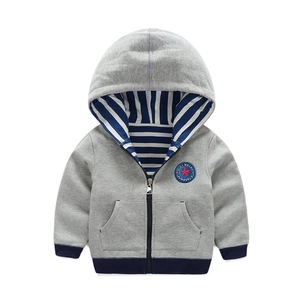 Veste à capuche grise zippée pour garçon avec doublure rayée et écusson étoile rouge