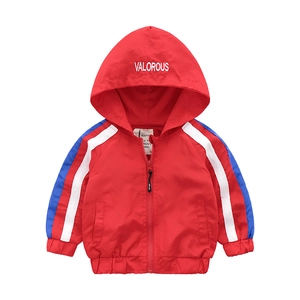 Veste à capuche rouge pour garçon avec manches rayées et fermeture éclair coupe-vent