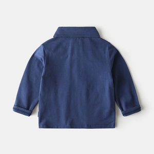 Rückansicht des langärmeligen Kinder-Polo-Shirts in Navyblau mit flachem Kragen
