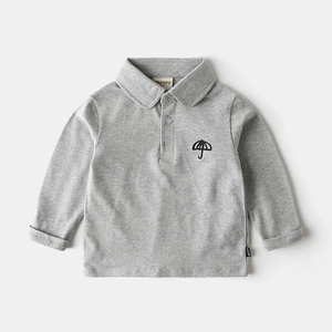 Detailaufnahme eines grauen Langarm-Poloshirts für Jungen mit kleiner Regenschirm-Stickerei