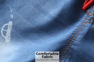 Dettaglio del tessuto denim ultra sottile con stampa di auto e cuciture arancioni a contrasto