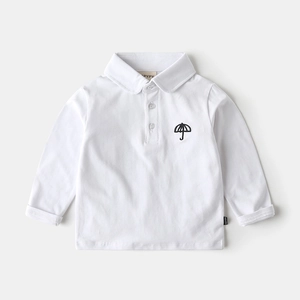 Nahaufnahme des weißen Baumwoll-Poloshirts für Kleinkinder mit Schirmstickerei