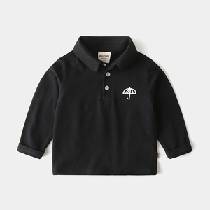Detailaufnahme schwarzes Kinder-Langarm-Poloshirt aus Baumwolle mit weißer Schirmstickerei